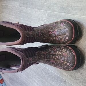 Girls size 9 winter bogs